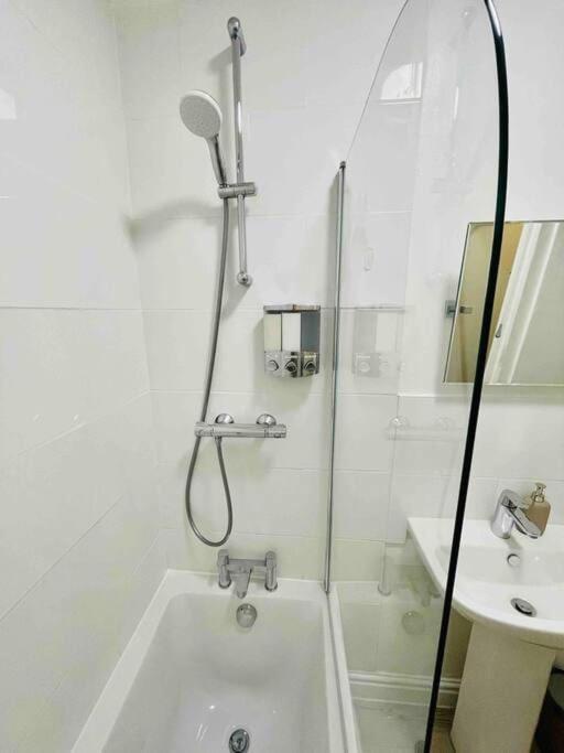 באת' Newly Refurbished, Central Apartment With Permit Parking מראה חיצוני תמונה
