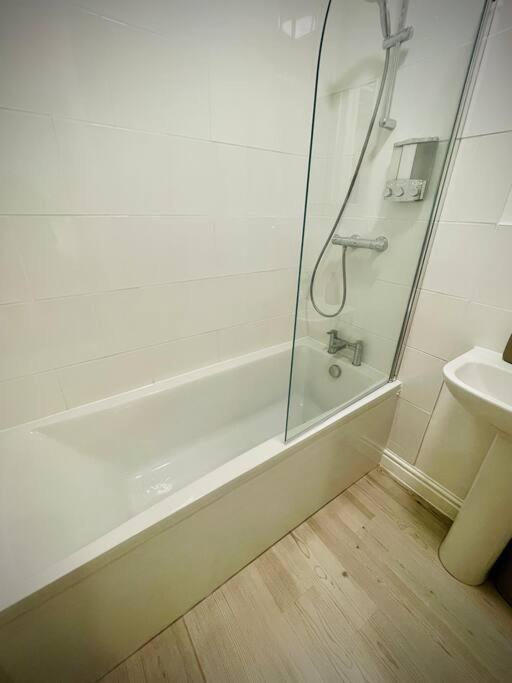 באת' Newly Refurbished, Central Apartment With Permit Parking מראה חיצוני תמונה