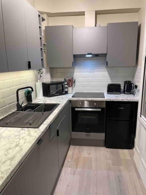באת' Newly Refurbished, Central Apartment With Permit Parking מראה חיצוני תמונה