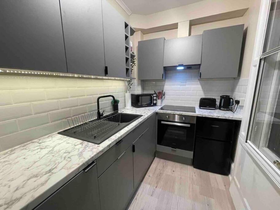 באת' Newly Refurbished, Central Apartment With Permit Parking מראה חיצוני תמונה